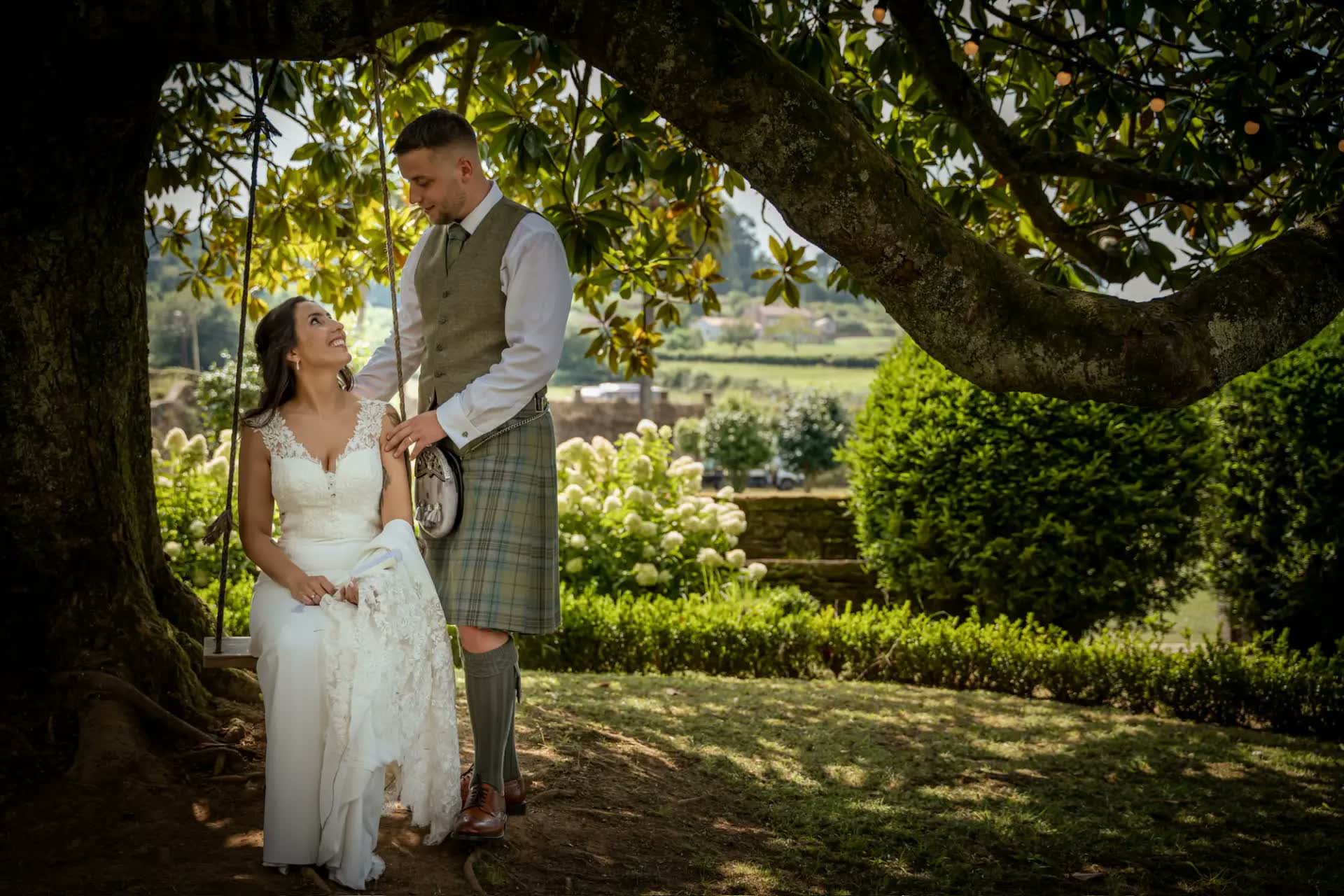 Pareja de novios bajo un árbol centenario en Galicia filmada por Visualtec